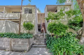 Browse active condo listings in WOODSBOROUGH