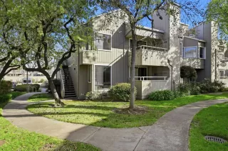 Browse active condo listings in HAMILTON CORNERS 